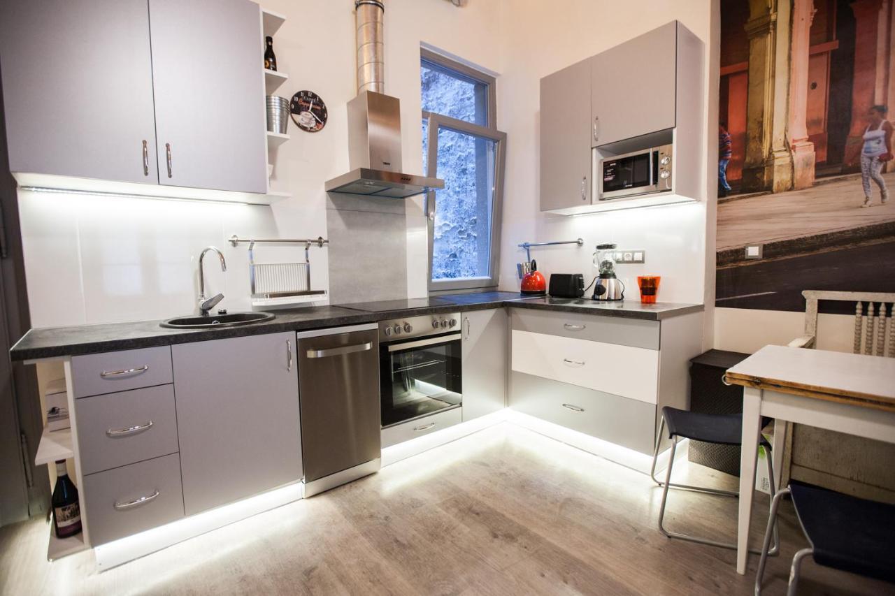 N42 By Small Apartment *