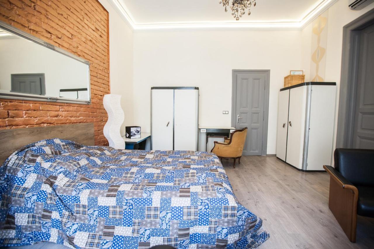N42 By Small Apartment *